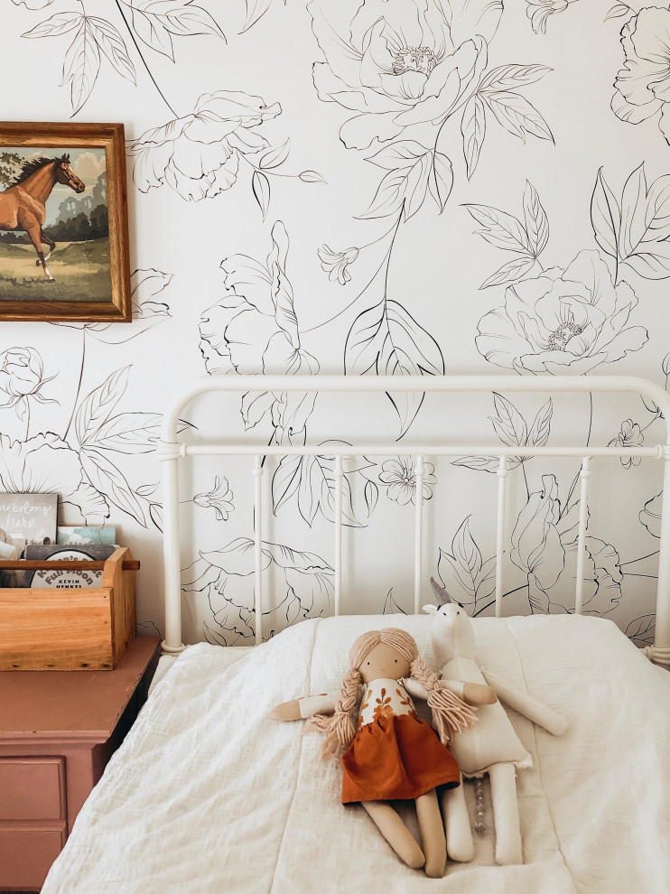 Ejemplo de dormitorio infantil de 4 a 10 años campestre de tamaño medio con paredes beige, suelo de madera oscura y suelo marrón