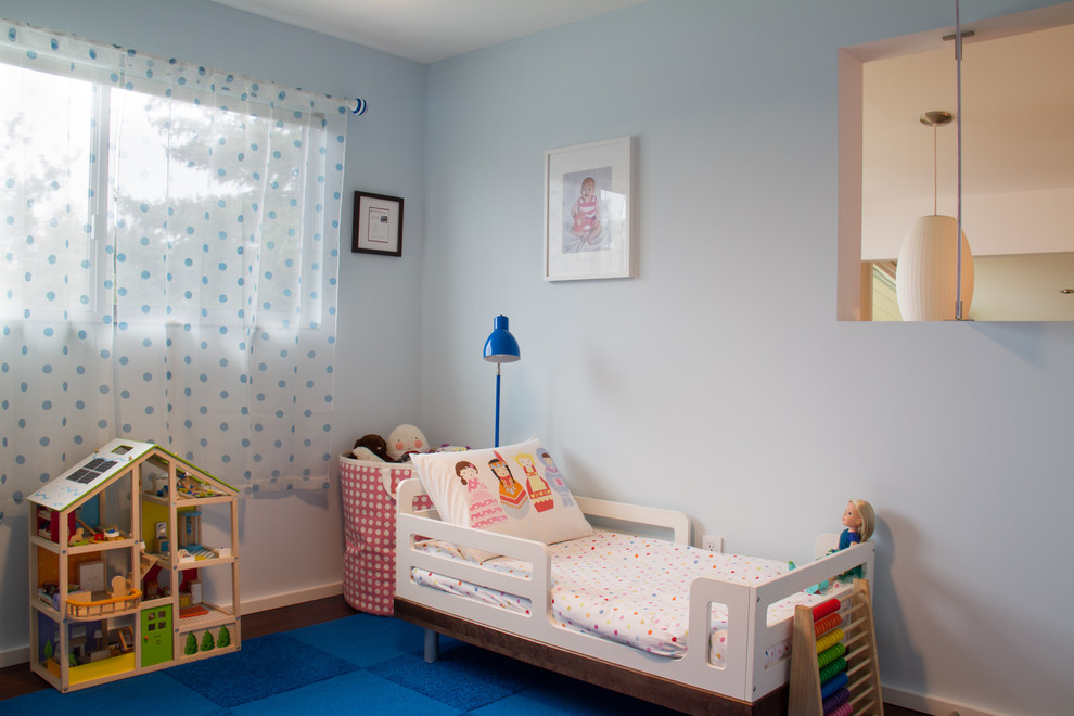 Пример оригинального дизайна: маленькая детская в стиле модернизм с спальным местом, синими стенами и полом из бамбука для ребенка от 1 до 3 лет, девочки, на участке и в саду