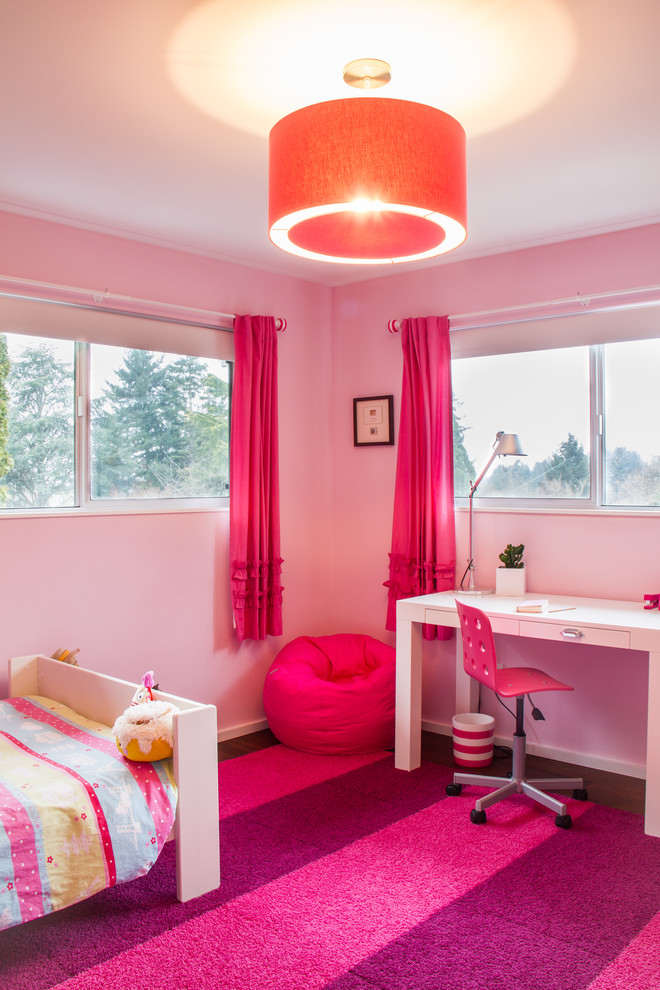 Inredning av ett modernt mellanstort flickrum kombinerat med sovrum och för 4-10-åringar, med rosa väggar och bambugolv