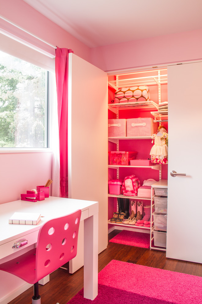 Inspiration för mellanstora moderna flickrum kombinerat med sovrum och för 4-10-åringar, med rosa väggar och mörkt trägolv