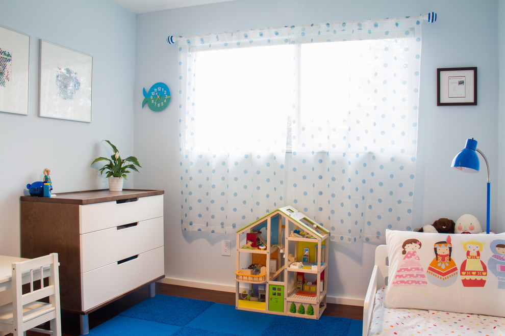 Свежая идея для дизайна: маленькая детская в стиле неоклассика (современная классика) с спальным местом, синими стенами и темным паркетным полом для ребенка от 1 до 3 лет, девочки, на участке и в саду - отличное фото интерьера