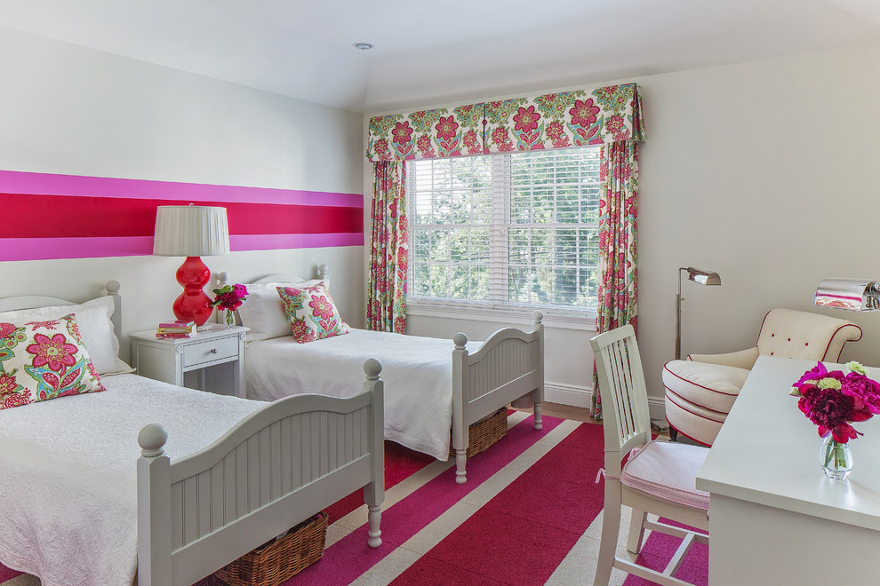 Imagen de dormitorio infantil tradicional renovado de tamaño medio con paredes multicolor y suelo de madera en tonos medios