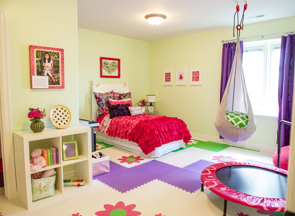Пример оригинального дизайна: детская среднего размера в классическом стиле с спальным местом, разноцветными стенами и ковровым покрытием для ребенка от 4 до 10 лет, девочки