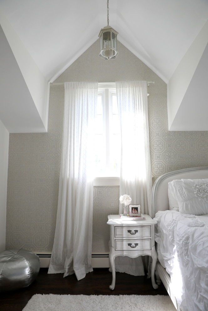 Foto på ett mellanstort vintage flickrum kombinerat med sovrum och för 4-10-åringar, med vita väggar, mörkt trägolv och brunt golv