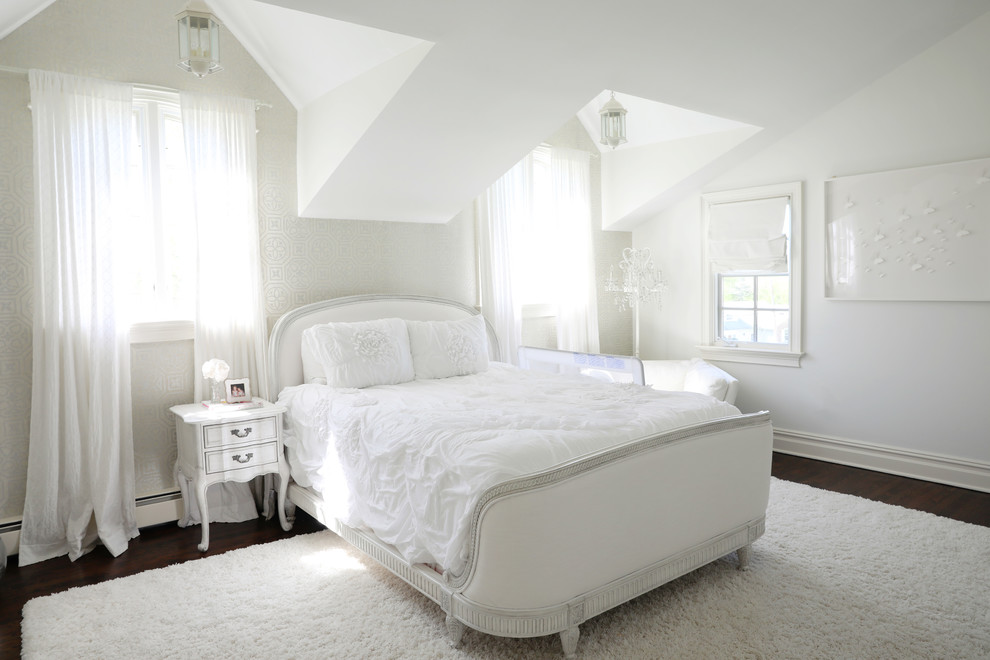 Exempel på ett mellanstort klassiskt flickrum kombinerat med sovrum och för 4-10-åringar, med vita väggar, mörkt trägolv och brunt golv
