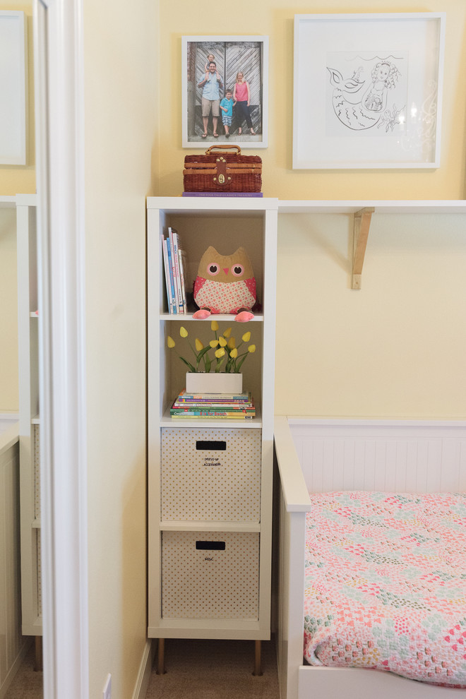 Idee per una piccola cameretta per bambini da 4 a 10 anni classica con pareti gialle e moquette