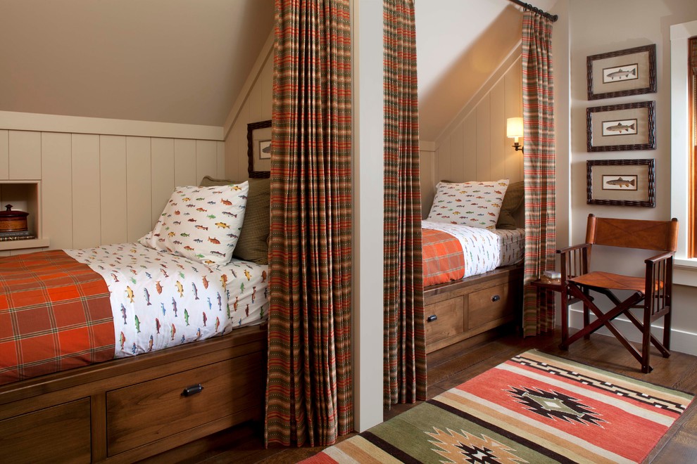 Exemple d'une chambre d'enfant de 4 à 10 ans chic avec parquet foncé, un sol marron, un mur beige et un lit superposé.