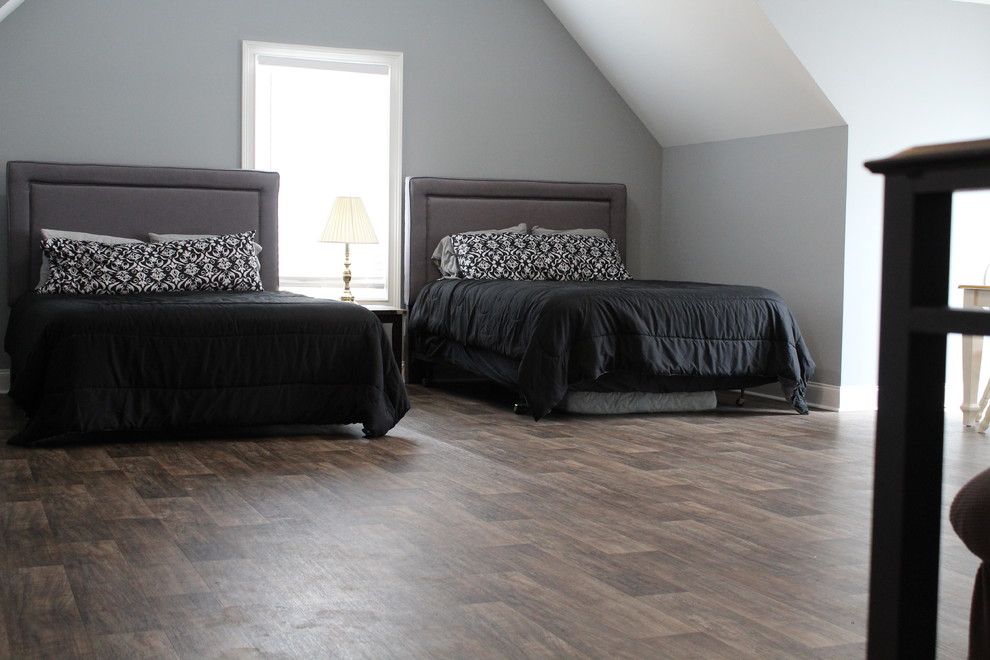 Idées déco pour une grande chambre neutre de 4 à 10 ans craftsman avec un mur gris, un sol en bois brun et un sol marron.