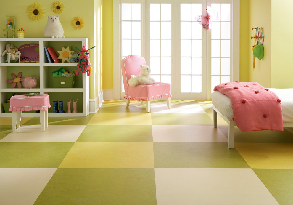 Idéer för att renovera ett mellanstort funkis flickrum kombinerat med sovrum och för 4-10-åringar, med gula väggar, linoleumgolv och flerfärgat golv