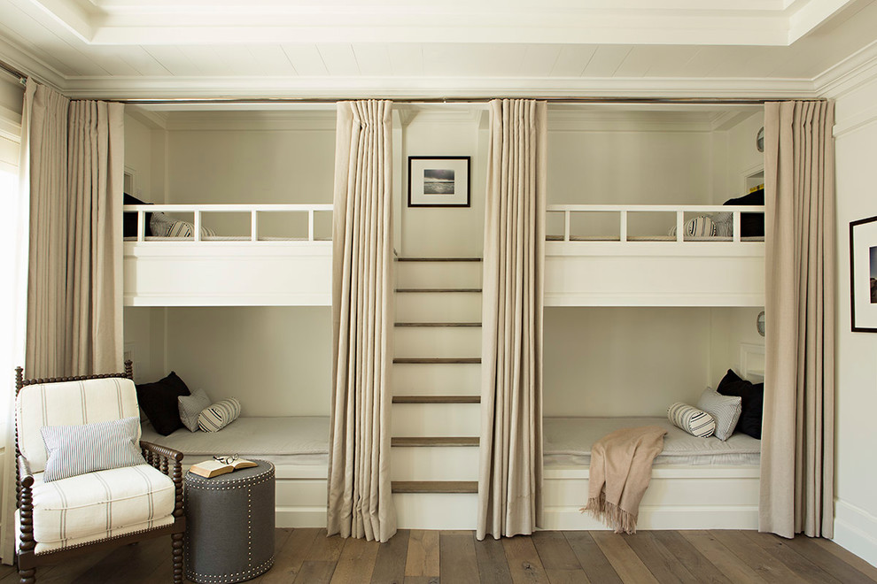 Modelo de dormitorio infantil de 4 a 10 años marinero grande con paredes beige, suelo de madera oscura y suelo marrón