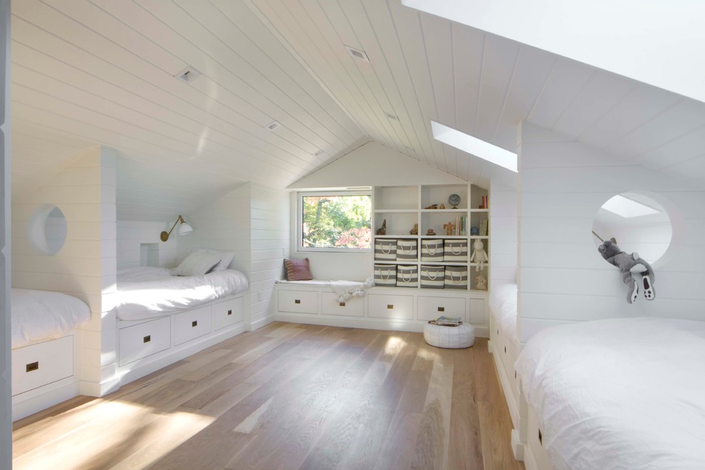 Diseño de dormitorio infantil de 4 a 10 años de estilo de casa de campo grande con paredes blancas y suelo de madera clara