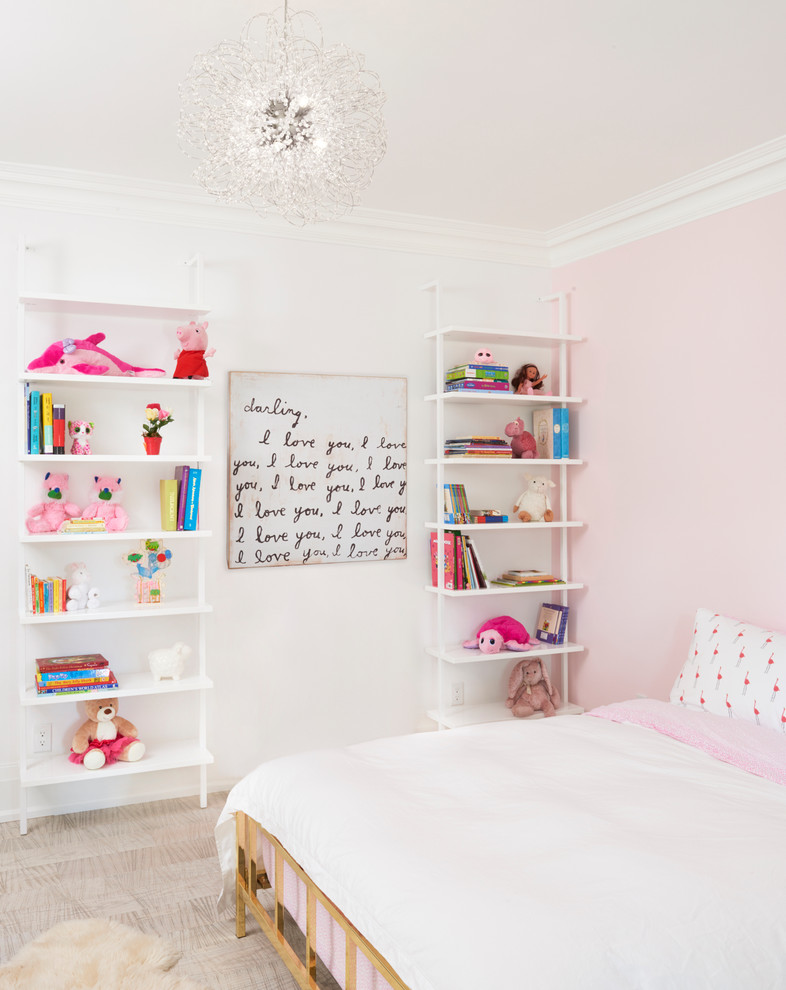 Foto de dormitorio infantil de 4 a 10 años actual de tamaño medio con paredes rosas y suelo de madera clara