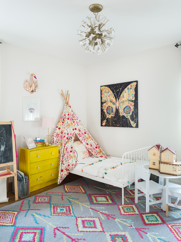 Immagine di una cameretta per bambini da 4 a 10 anni chic con pareti bianche