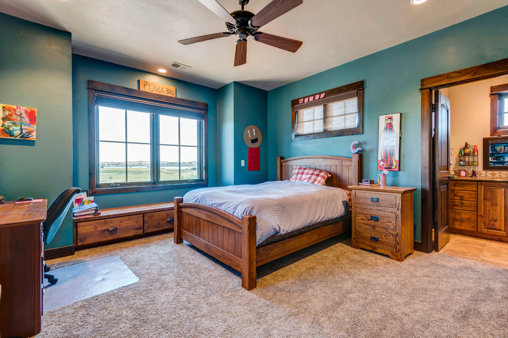Exempel på ett stort amerikanskt pojkrum kombinerat med sovrum och för 4-10-åringar, med grå väggar, heltäckningsmatta och brunt golv