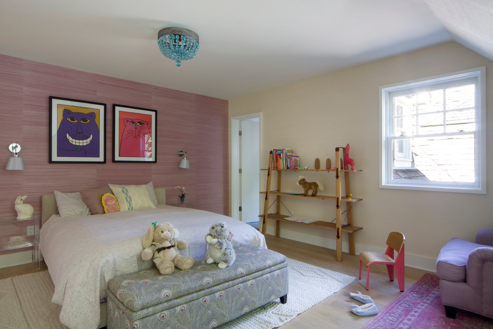 Immagine di una cameretta per bambini tradizionale con pavimento in legno massello medio e pareti multicolore