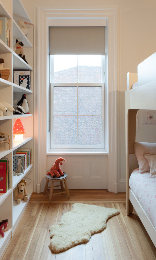 Foto de dormitorio infantil de 1 a 3 años clásico renovado grande con paredes blancas y suelo de madera clara