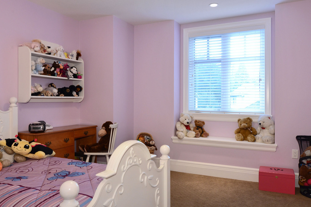 Idee per una cameretta per bambini da 4 a 10 anni classica di medie dimensioni con pareti rosa e moquette