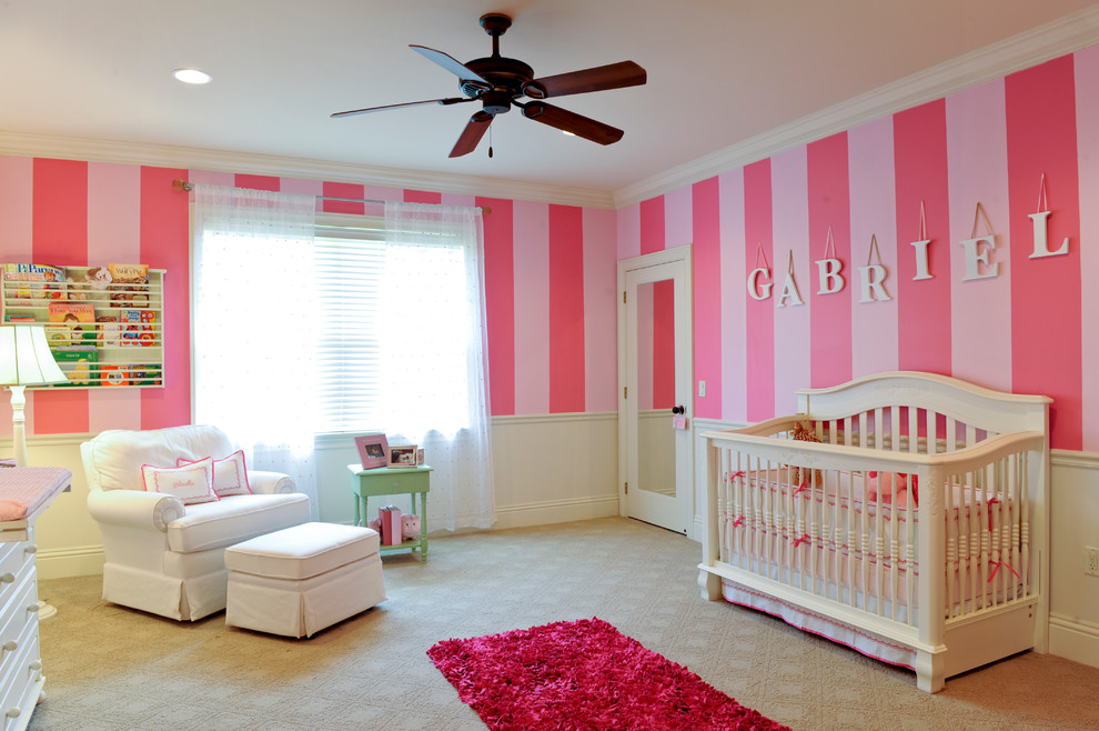 Foto på ett stort tropiskt barnrum kombinerat med sovrum, med rosa väggar och heltäckningsmatta