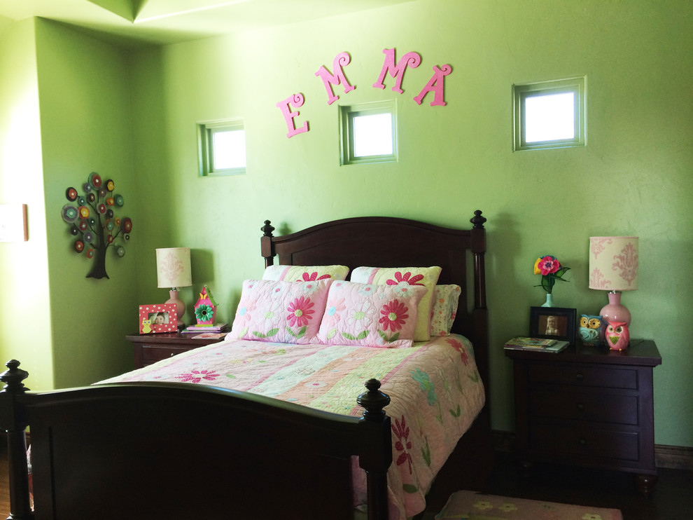 Foto på ett vintage flickrum kombinerat med sovrum, med gröna väggar och mörkt trägolv