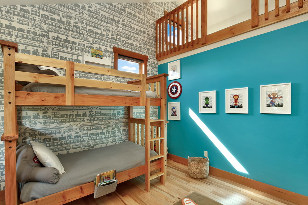 Ejemplo de dormitorio infantil rústico con paredes azules, suelo de madera en tonos medios y suelo marrón