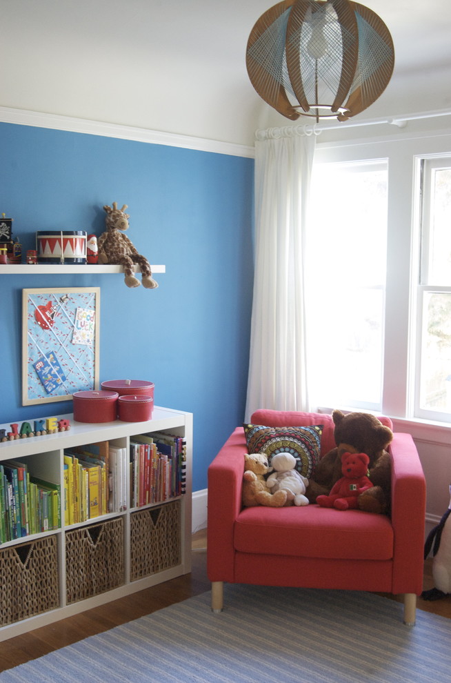 Foto på ett funkis barnrum, med flerfärgade väggar