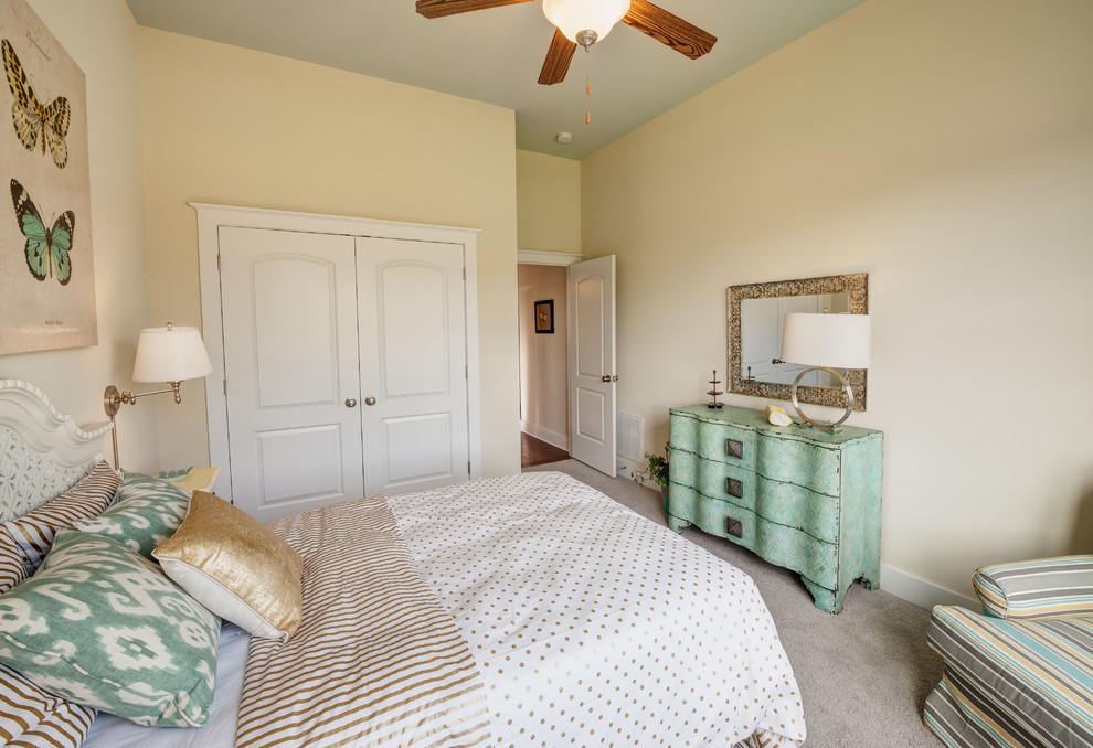 Imagen de dormitorio infantil romántico de tamaño medio con paredes amarillas, moqueta y suelo gris
