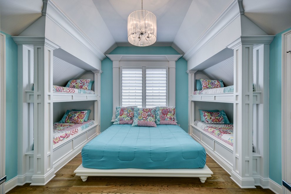 Idéer för att renovera ett mellanstort vintage barnrum kombinerat med sovrum, med blå väggar, brunt golv och mörkt trägolv
