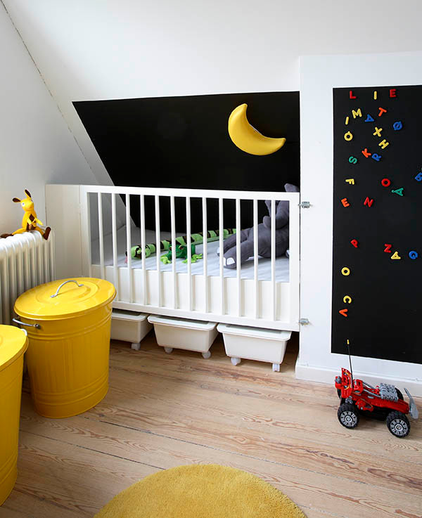 Foto på ett skandinaviskt könsneutralt barnrum, med svarta väggar