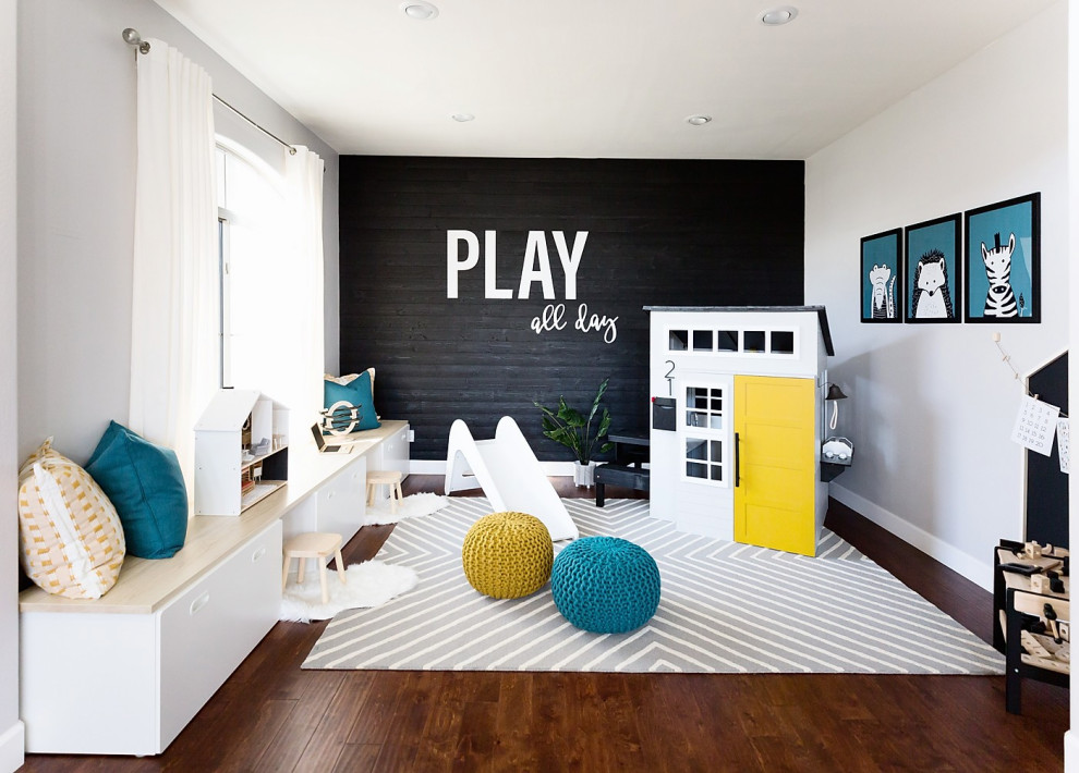 Cette photo montre une chambre d'enfant de 1 à 3 ans moderne de taille moyenne avec un mur gris, un sol en bois brun et un sol marron.
