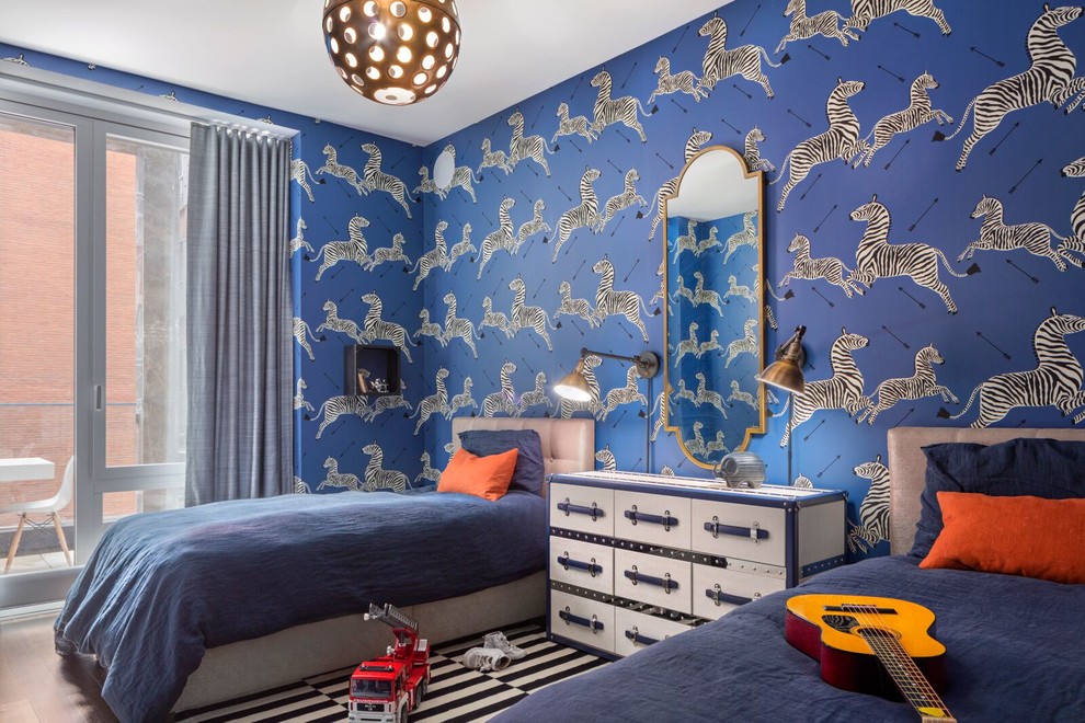 Inredning av ett klassiskt mellanstort pojkrum kombinerat med sovrum och för 4-10-åringar, med blå väggar, mellanmörkt trägolv och brunt golv