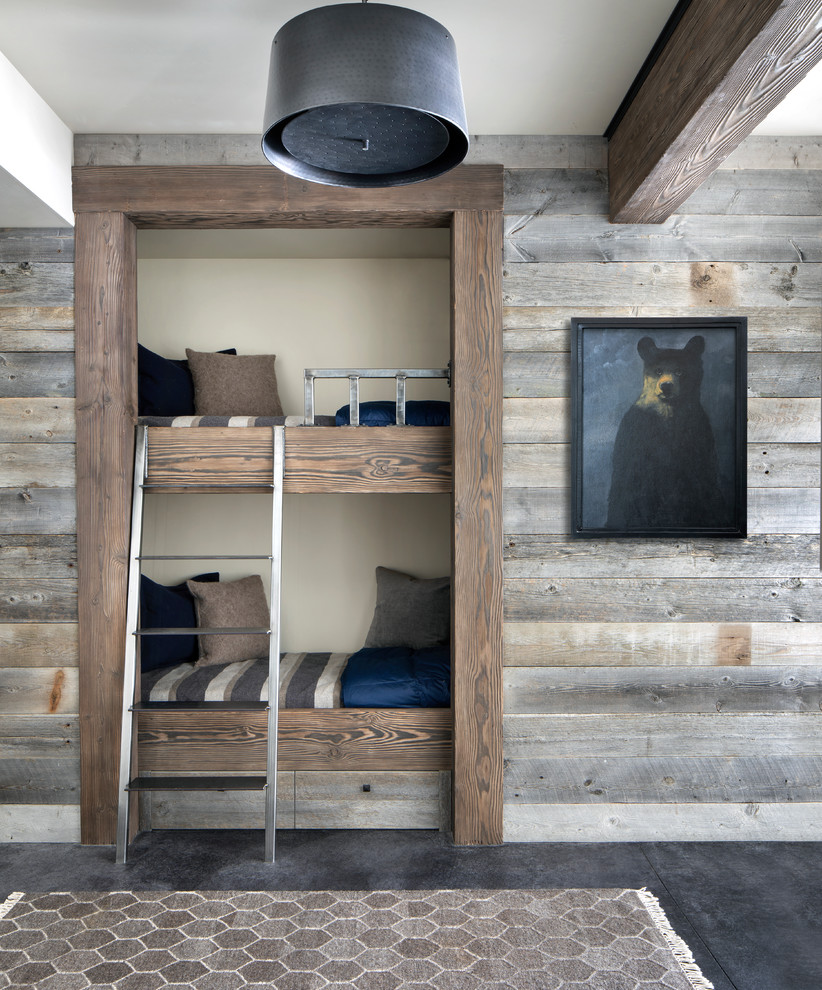 На фото: детская в стиле рустика с бежевыми стенами, спальным местом и серым полом для двоих детей