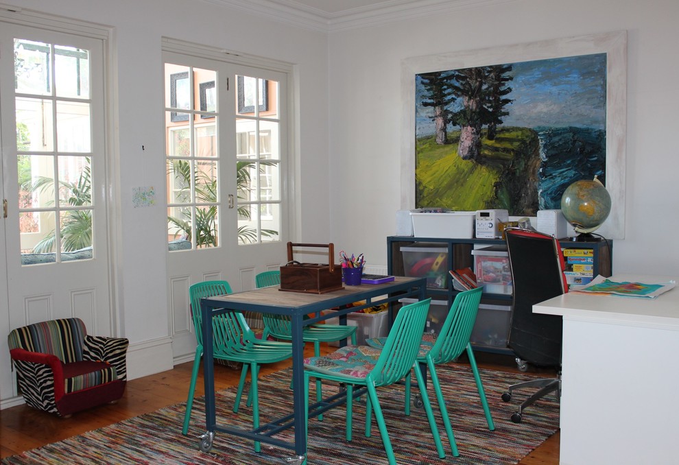 Mittelgroßes, Neutrales Eklektisches Jugendzimmer mit Spielecke, weißer Wandfarbe und braunem Holzboden in Melbourne