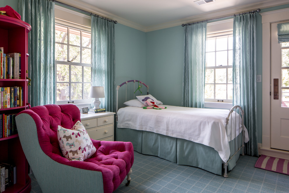 Modelo de dormitorio infantil clásico de tamaño medio con paredes azules, moqueta y suelo azul