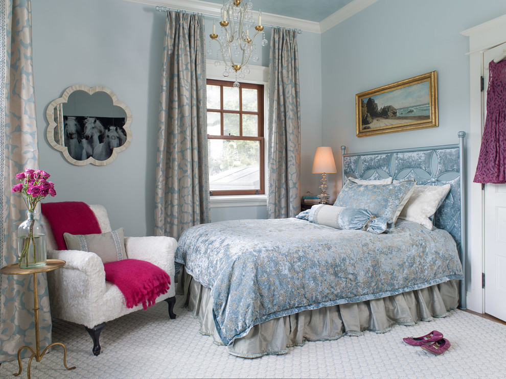 Klassisk inredning av ett barnrum kombinerat med sovrum, med blå väggar