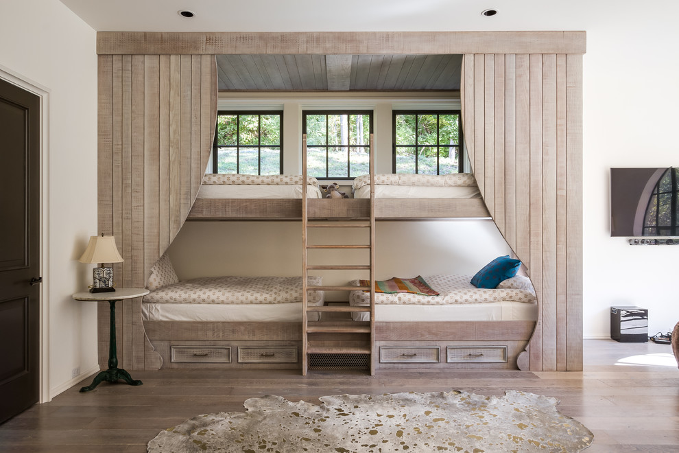 Foto på ett shabby chic-inspirerat könsneutralt barnrum kombinerat med sovrum