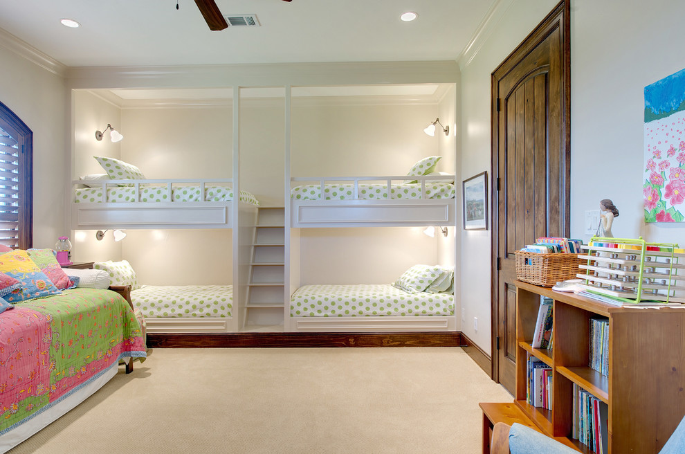 ヒューストンにあるトラディショナルスタイルのおしゃれな子供部屋 (カーペット敷き、児童向け、二段ベッド) の写真