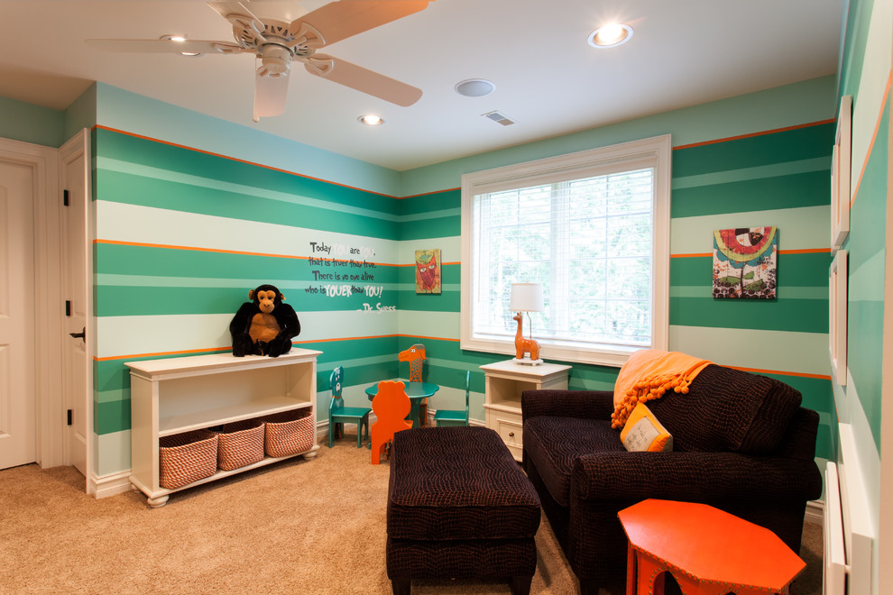 Diseño de dormitorio infantil de 1 a 3 años clásico con moqueta, suelo naranja y paredes multicolor