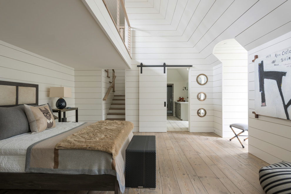 Foto de dormitorio infantil de estilo de casa de campo grande con paredes blancas, suelo de madera clara y suelo beige