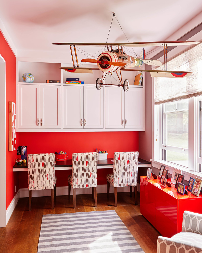 サンフランシスコにある中くらいなトランジショナルスタイルのおしゃれな子供部屋 (無垢フローリング、児童向け、赤い壁、茶色い床) の写真