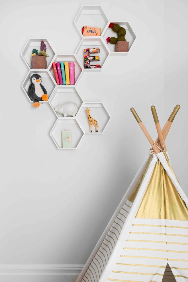 Idée de décoration pour une chambre d'enfant de 1 à 3 ans tradition de taille moyenne avec un mur blanc, un sol en bois brun et un sol marron.