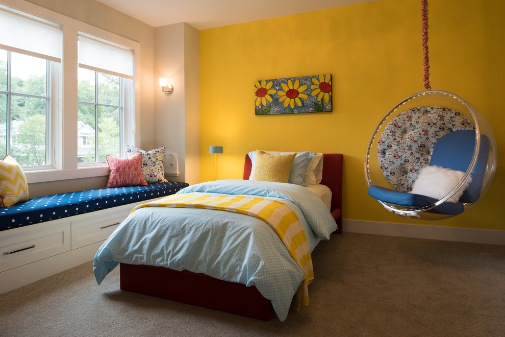 Inredning av ett retro flickrum kombinerat med sovrum och för 4-10-åringar, med gula väggar, heltäckningsmatta och beiget golv