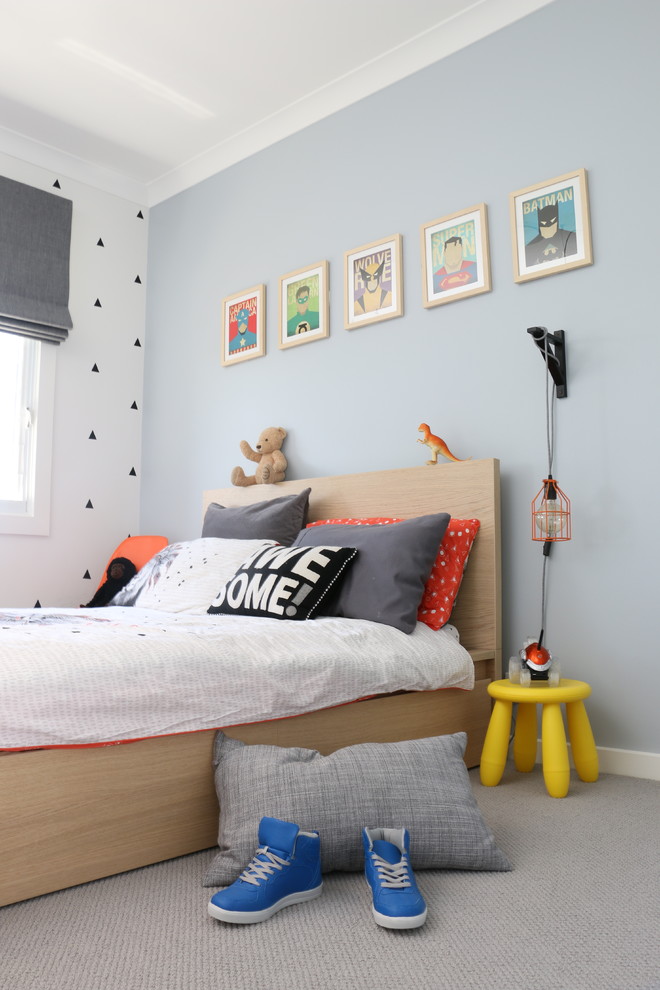 На фото: детская среднего размера в скандинавском стиле с спальным местом, серыми стенами и ковровым покрытием для ребенка от 4 до 10 лет, мальчика с