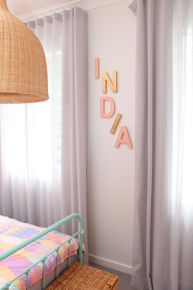 Ejemplo de dormitorio infantil de 4 a 10 años minimalista de tamaño medio con moqueta