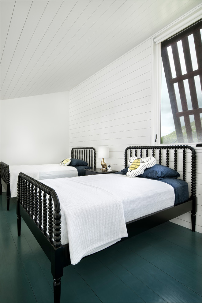 Diseño de dormitorio infantil de 4 a 10 años de estilo de casa de campo con paredes blancas, suelo de madera pintada y suelo verde