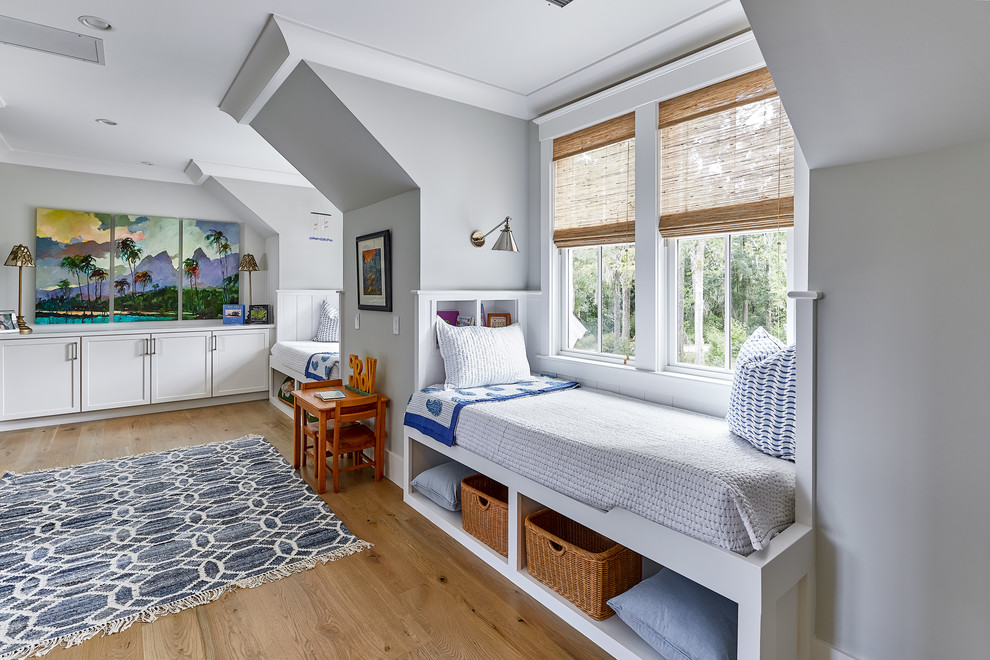 Neutrales Maritimes Kinderzimmer mit Schlafplatz, grauer Wandfarbe, braunem Holzboden und braunem Boden in Charleston