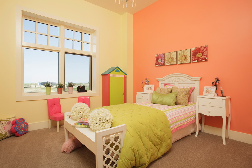 Exempel på ett stort modernt flickrum kombinerat med sovrum och för 4-10-åringar, med flerfärgade väggar och heltäckningsmatta