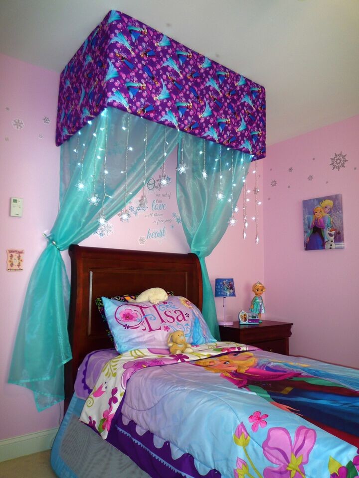 Idee per una cameretta per bambini da 1 a 3 anni bohémian di medie dimensioni con pareti viola e moquette