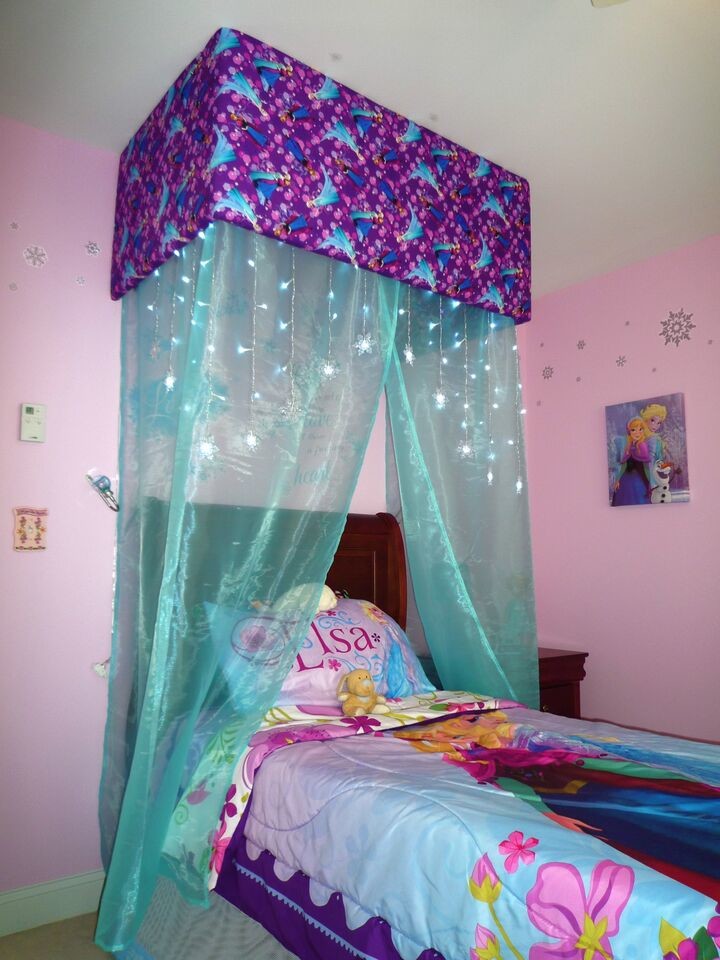На фото: детская среднего размера в стиле фьюжн с фиолетовыми стенами, ковровым покрытием и спальным местом для ребенка от 4 до 10 лет, девочки с