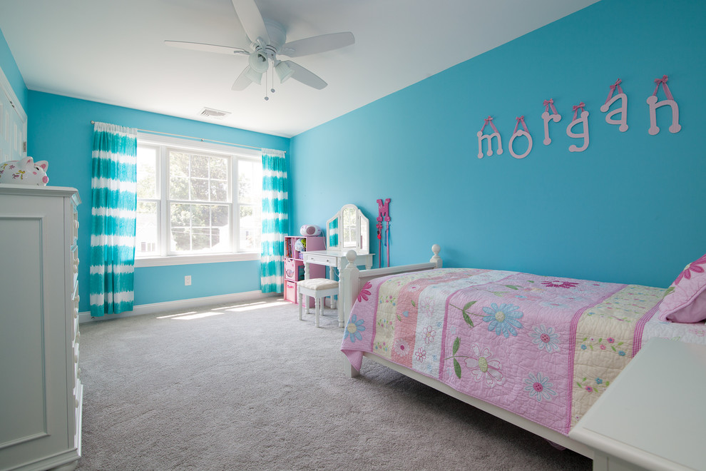 На фото: детская в стиле неоклассика (современная классика) с спальным местом, синими стенами и ковровым покрытием для ребенка от 4 до 10 лет, девочки с