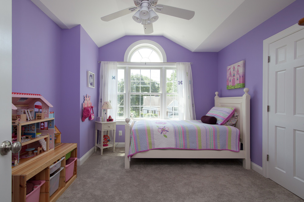 Exempel på ett klassiskt flickrum kombinerat med sovrum och för 4-10-åringar, med lila väggar och heltäckningsmatta
